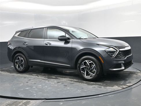 Used 2025 Kia Sportage LX image 2