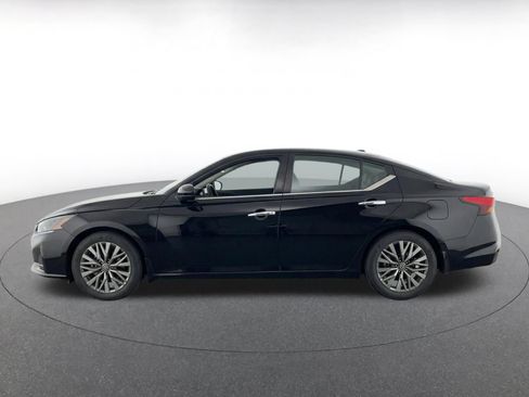Used 2025 Nissan Altima 2.5 SV FWD image 4