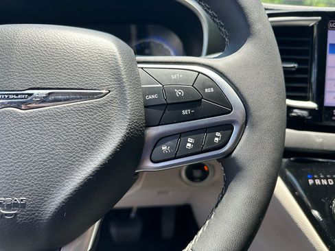 Used 2023 Chrysler Pacifica Touring-L FWD image 22