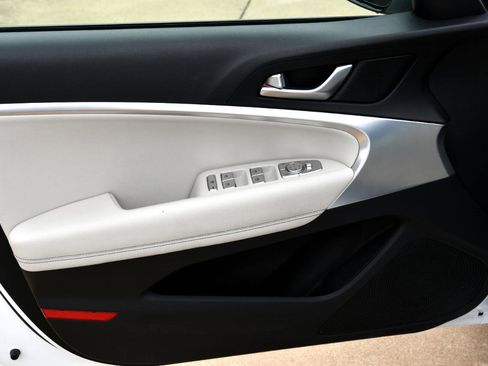 Used 2024 Genesis G70 2.5T image 8