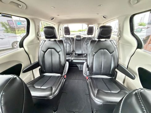 Used 2023 Chrysler Pacifica Touring-L FWD image 61