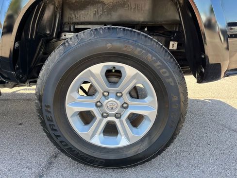 Used 2022 Toyota Tacoma Limited image 11