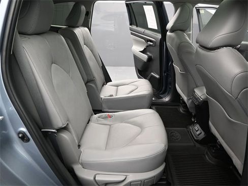 Used 2024 Toyota Highlander Platinum image 17