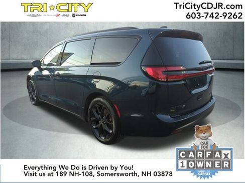Used 2025 Chrysler Pacifica Limited image 3