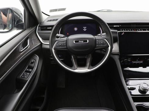 Used 2023 Jeep Grand Cherokee Limited image 11