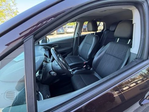 Used 2022 Chevrolet Trax LT w/ LT Convenience Package AWD/4WD image 5