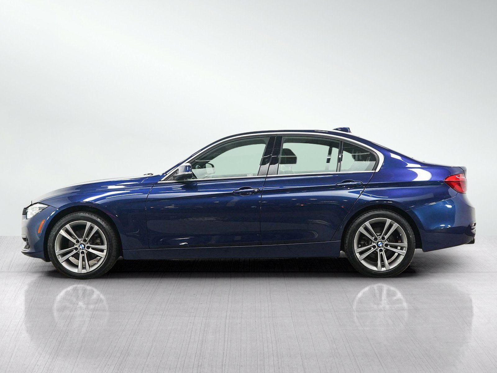 Used 2018 BMW 330i xDrive Sedan AWD/4WD image 2