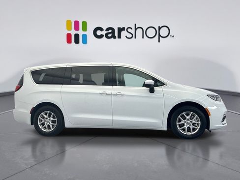 Used 2023 Chrysler Pacifica Touring-L FWD image 6