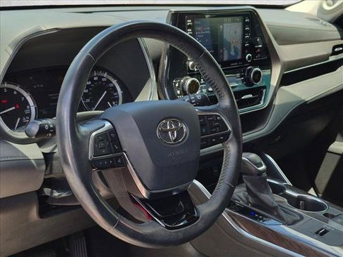 Used 2020 Toyota Highlander Limited FWD image 3