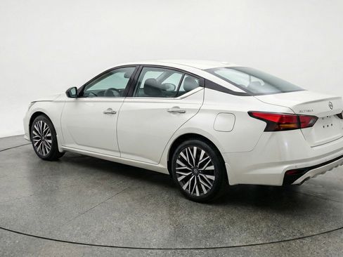 Used 2025 Nissan Altima 2.5 SV FWD image 6