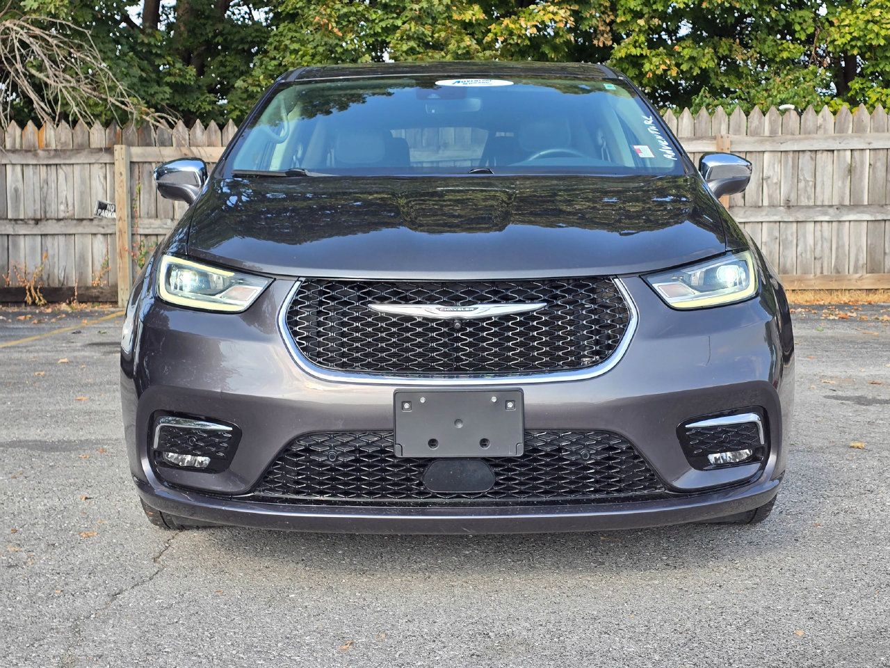 Used 2022 Chrysler Pacifica Limited w/ Uconnect Theater Family Group FWD image 2