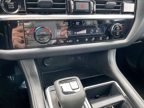 Used 2025 Nissan Pathfinder SV image 25