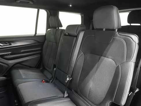 Used 2025 Jeep Grand Cherokee L Laredo image 14