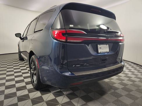Used 2025 Chrysler Pacifica Limited AWD/4WD image 3