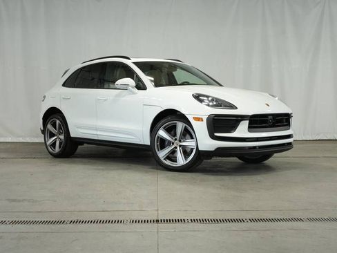 Certified 2025 Porsche Macan AWD/4WD image 9