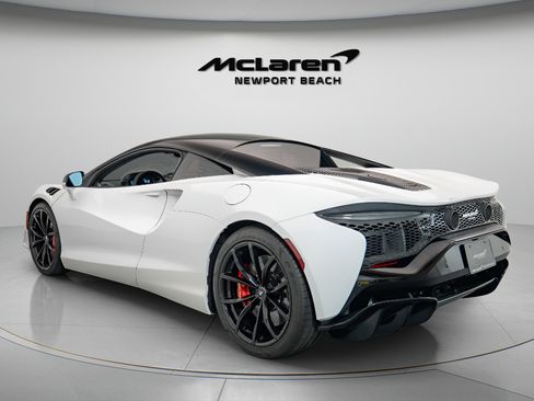 Used 2023 McLaren Artura RWD image 4