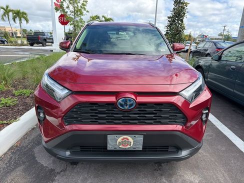 Used 2022 Toyota RAV4 XLE Premium image 2