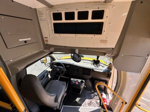 Used 2014 Chevrolet Express 4500 RWD image 19
