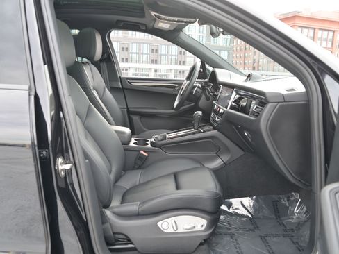 Certified 2025 Porsche Macan image 22