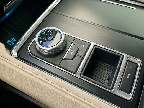 Used 2024 Ford Expedition XLT image 17