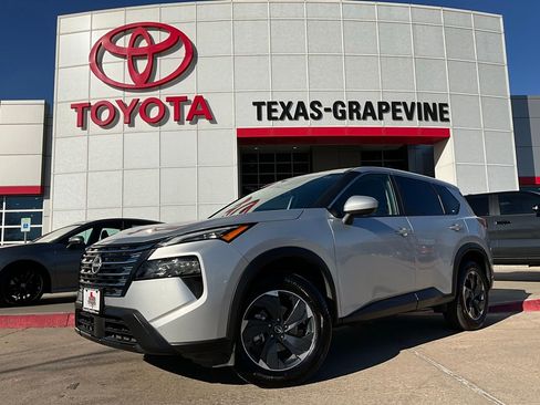 Used 2025 Nissan Rogue SV image 2