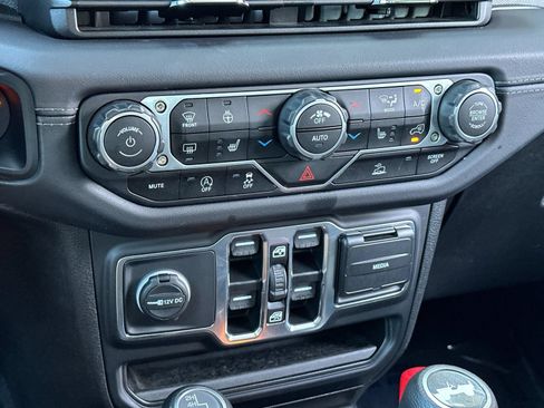 Used 2025 Jeep Wrangler Unlimited Sahara AWD/4WD image 19