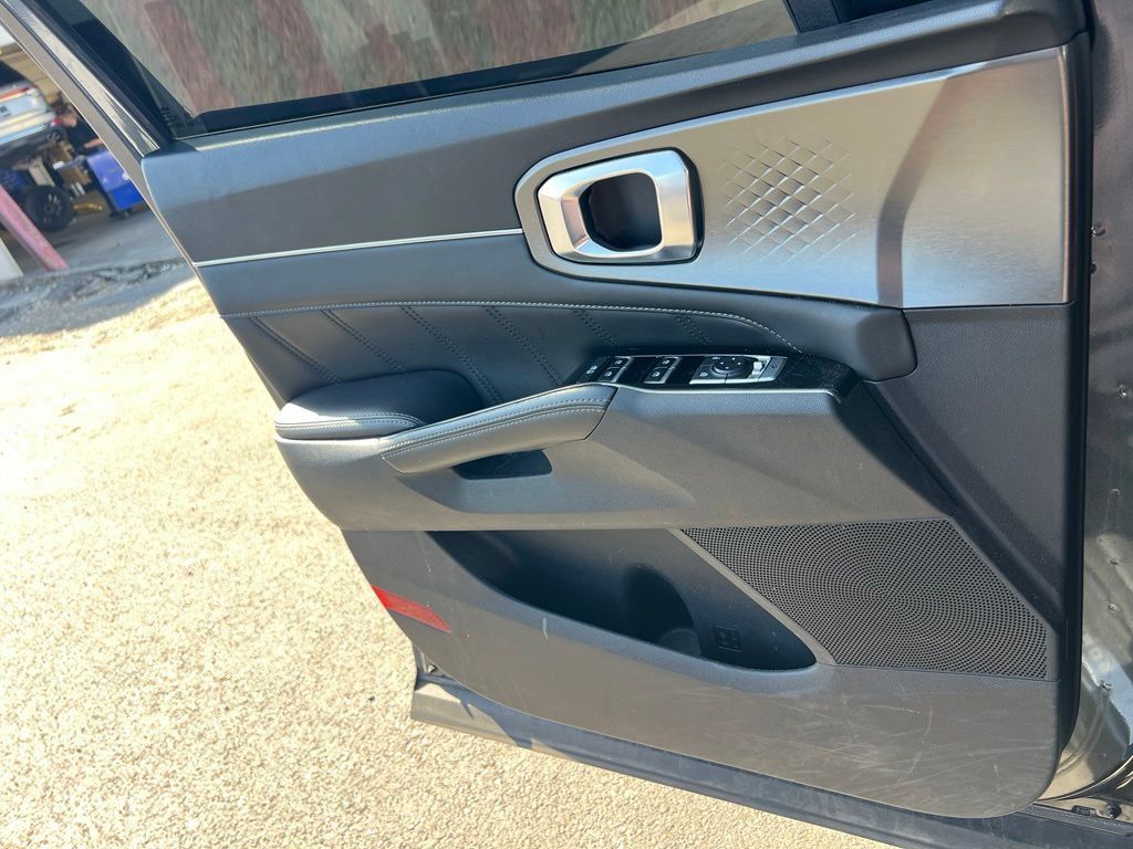 Certified 2023 Kia Sorento SX AWD/4WD image 16