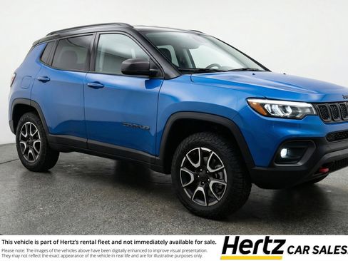 Used 2025 Jeep Compass Trailhawk image 1