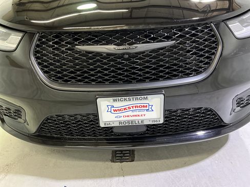 Used 2025 Chrysler Pacifica Limited image 4