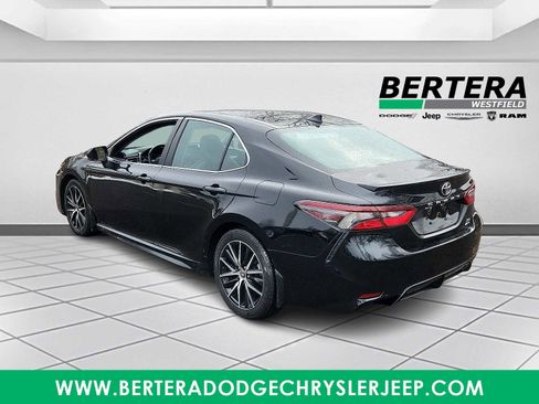 Used 2023 Toyota Camry SE image 4