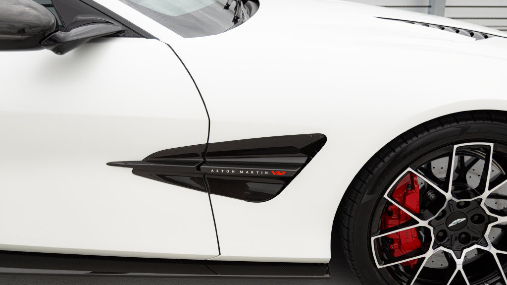 Used 2025 Aston Martin Vanquish RWD image 35