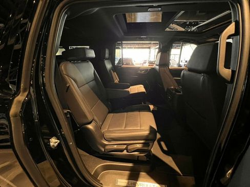 Used 2024 Chevrolet Suburban Z71 w/ Luxury Package image 30