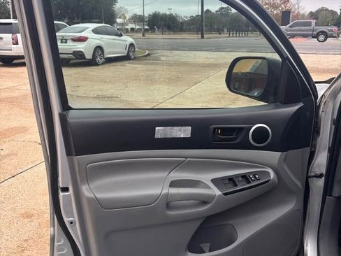 Used 2013 Toyota Tacoma Base image 9