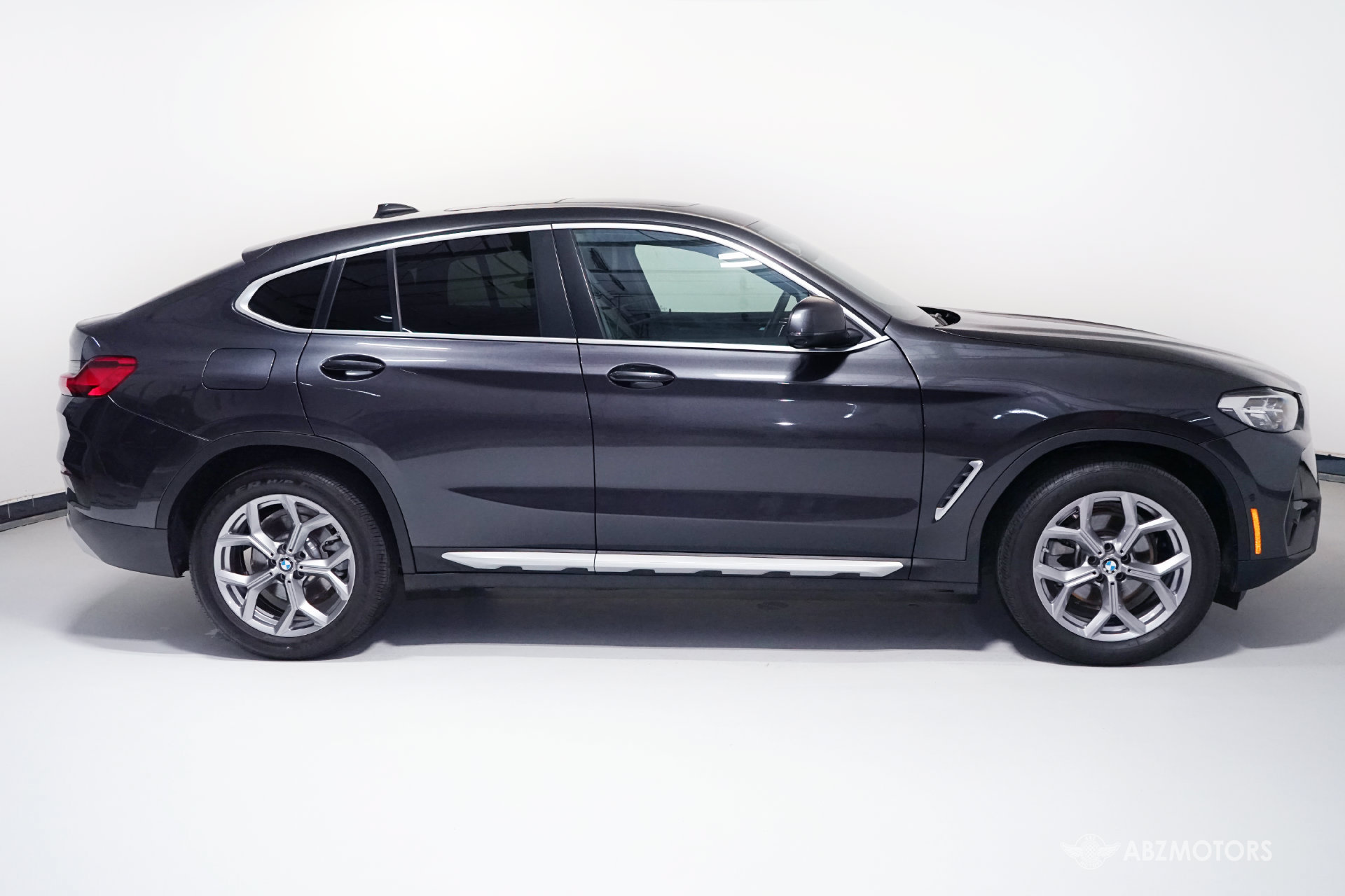 Used 2025 BMW X4 xDrive30i AWD/4WD image 3