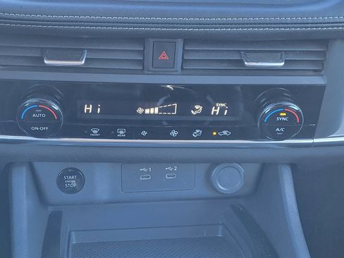 Used 2024 Nissan Rogue SV image 30