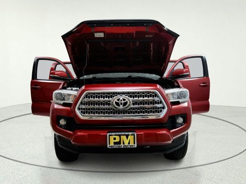 Used 2017 Toyota Tacoma TRD Sport AWD/4WD image 12