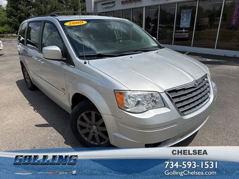 Used 2009 Chrysler Town & Country Touring FWD image 1