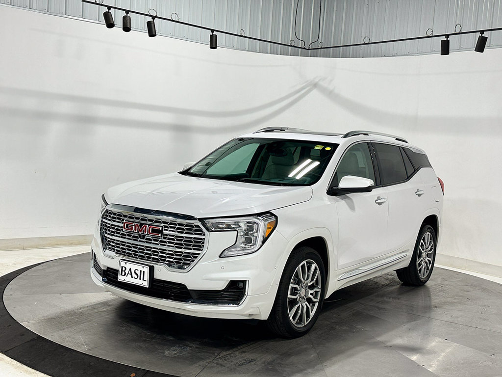 Used 2024 GMC Terrain Denali w/ Denali Premium Package AWD/4WD image 8