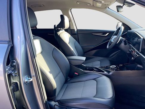 Used 2025 Kia Niro EX w/ EX Cold Weather Package image 28