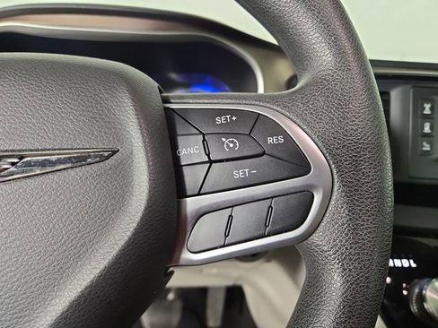 Used 2017 Chrysler Pacifica LX FWD image 24