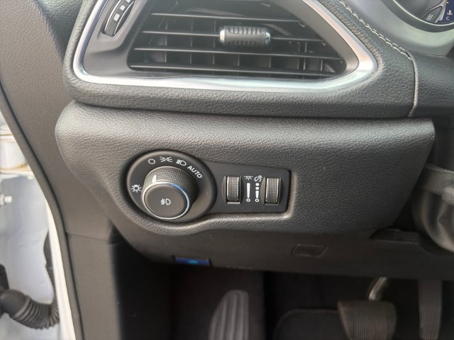 Used 2025 Chrysler Pacifica Limited FWD image 37