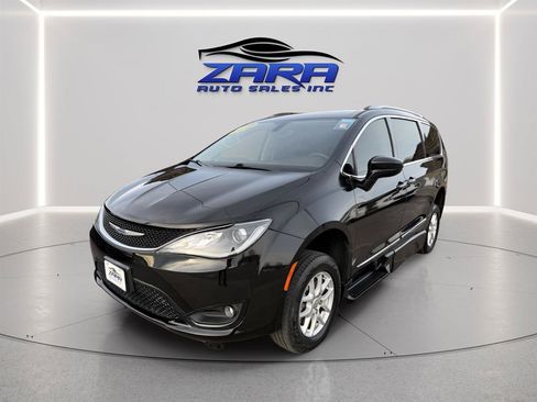 Used 2020 Chrysler Pacifica Touring-L FWD image 2