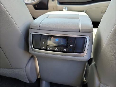 Used 2018 Toyota Highlander XLE AWD/4WD image 17