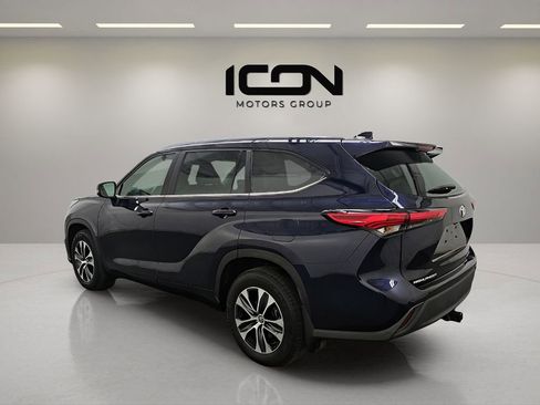 Used 2023 Toyota Highlander XLE image 2