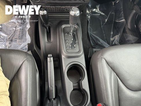 Used 2016 Jeep Wrangler Unlimited Rubicon image 19