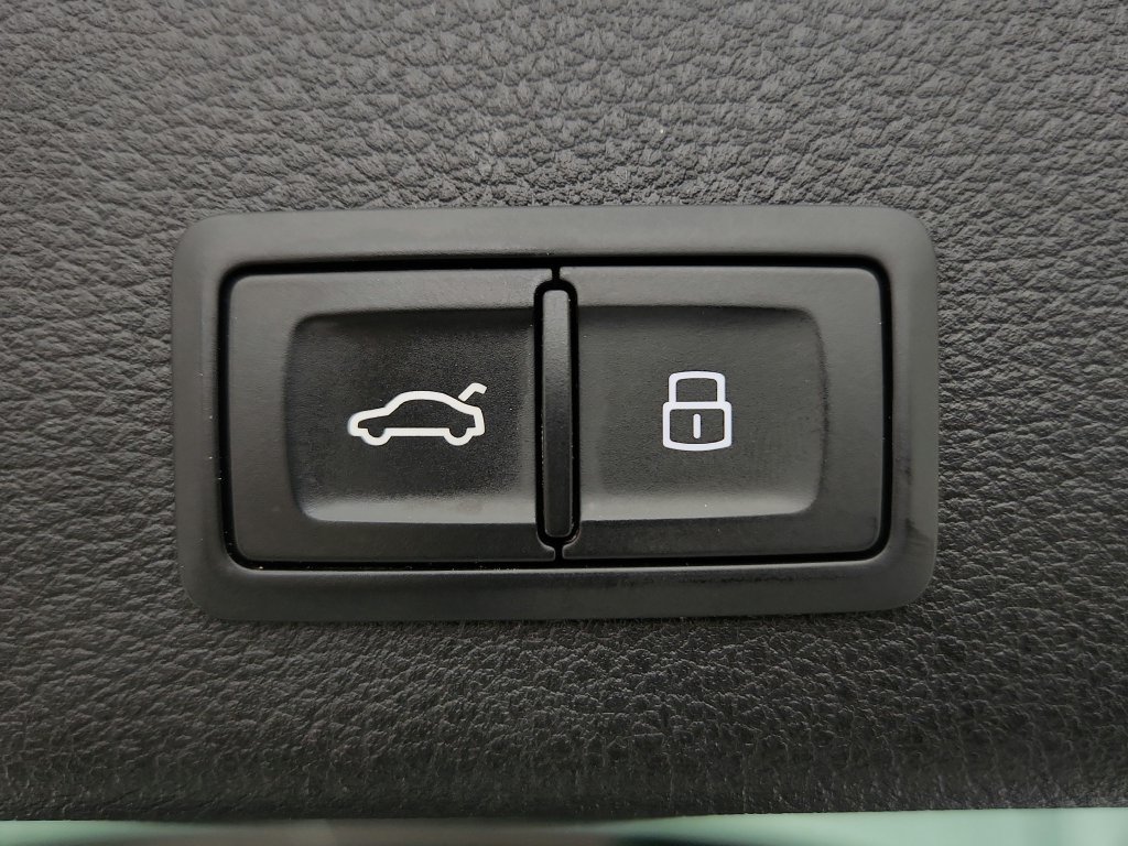 Used 2019 Audi e-tron Prestige w/ Prestige Package AWD/4WD image 35