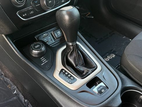 Used 2016 Jeep Cherokee Latitude AWD/4WD image 26