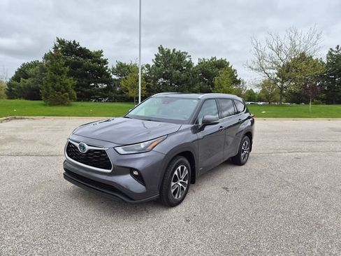 Used 2022 Toyota Highlander XLE AWD/4WD image 1