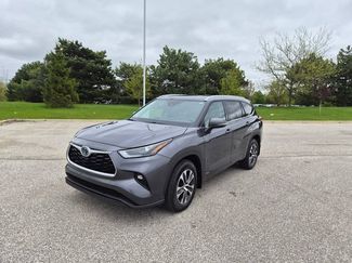 Used 2022 Toyota Highlander XLE AWD/4WD video 1
