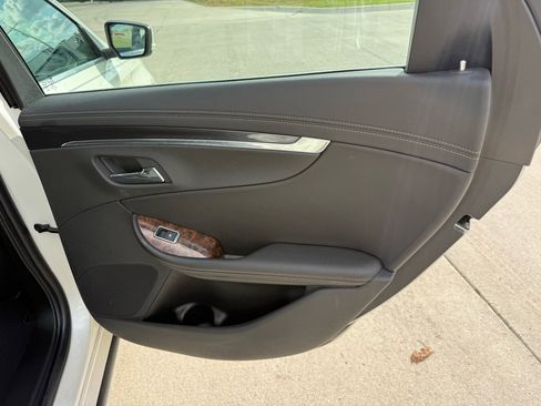 Used 2014 Chevrolet Impala LT w/ Convenience Package image 18